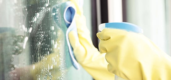 La mejor manera de limpiar los vidrios de tu casa
