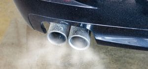 ¿De qué color es el humo de tu auto?