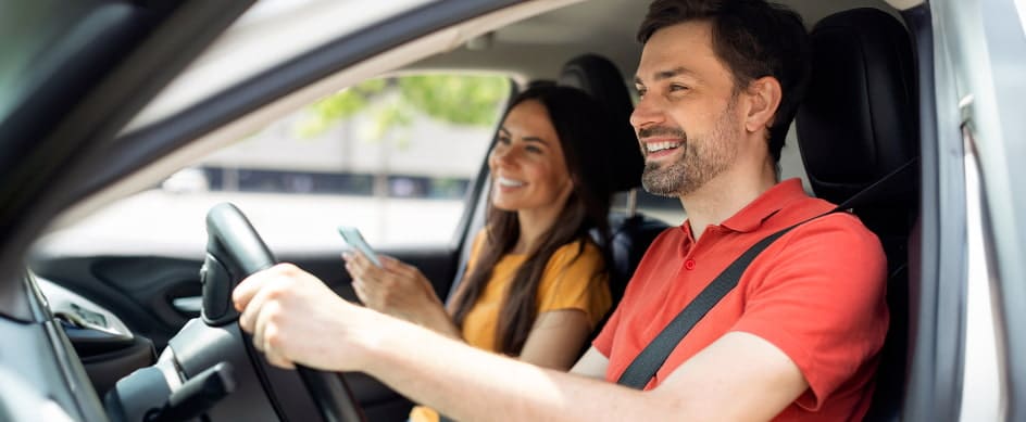 ¿Quién paga los gastos médicos de mis acompañantes si tengo un accidente?
